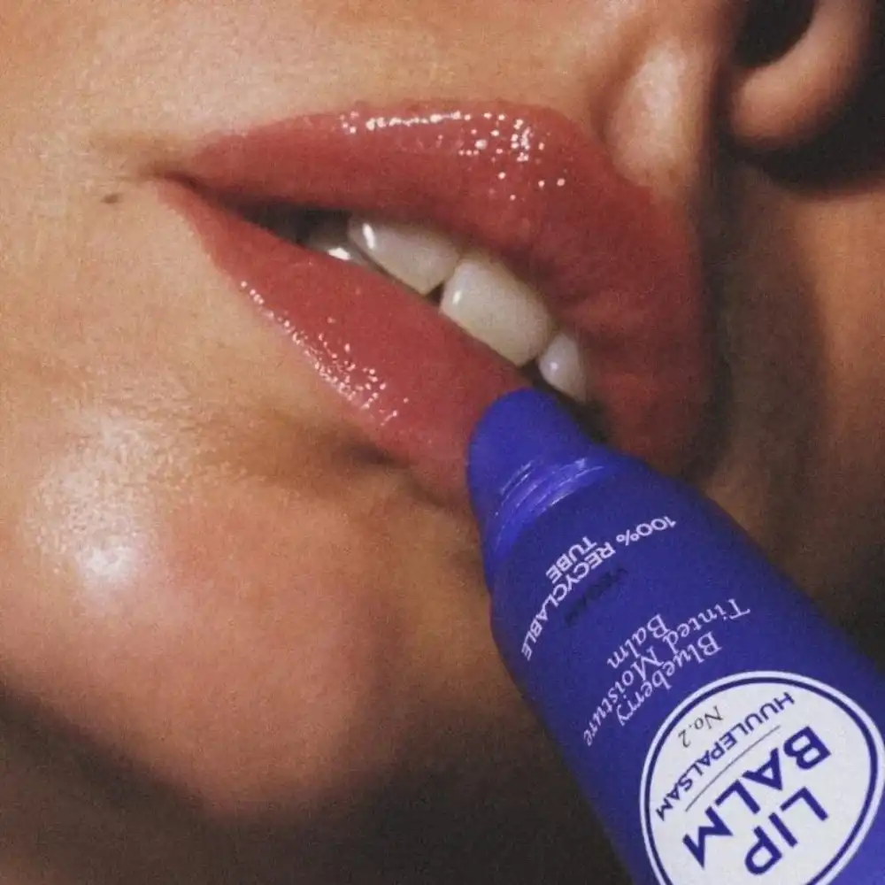 MAGRADA LIPS BLUEBERRY mitrinošs, kopjošs lūpu balzams ar toni - mellene, 10 ml - Image 3